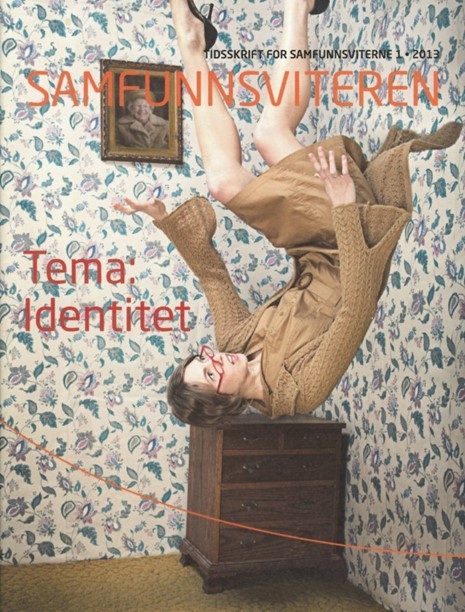 Et magasincover av en ung kvinne opp-ned oppå en pidestall.