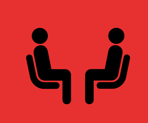 To personer som sitter i en stol mot hverandre