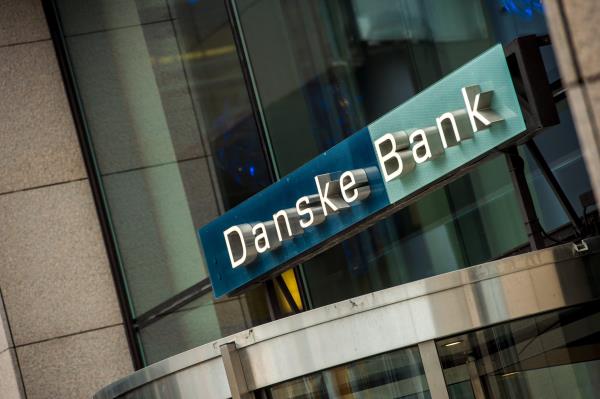 Danske Bank sitt logoskilt utenfor kontorene deres på Aker Brygge