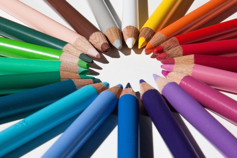 Fargerike blyanter lager en sirkel