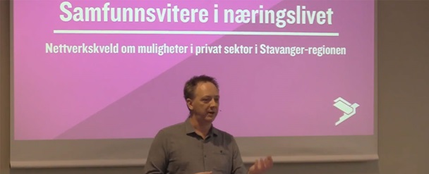 Torben Dyhr-Nilsen, fylkesleder i Rogaland i Samfunnsviterne, introduserer karrierekveld i Stavanger