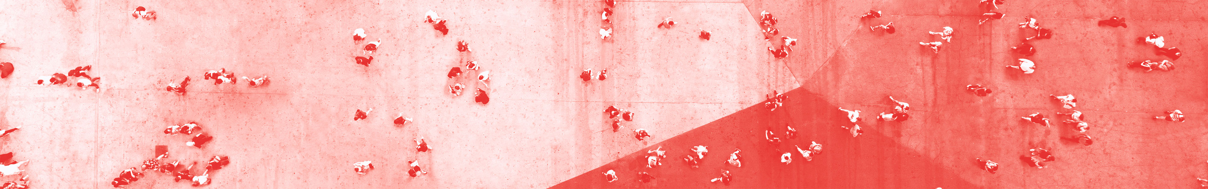 Fugleperspektiv av mennesker vandrende på en stor flat plas, med rødt fargefilter over
